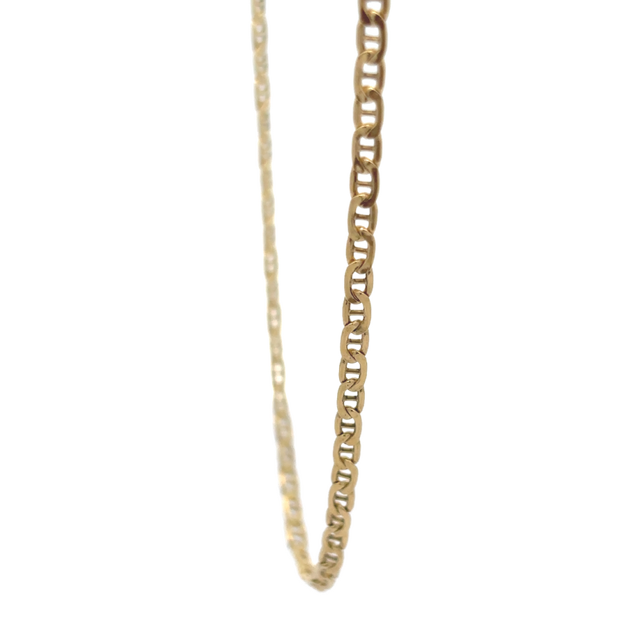 Sleek men’s gold chain with timeless design