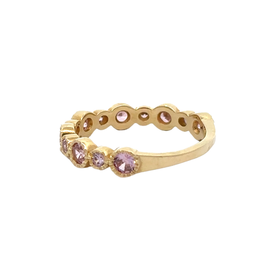 Elegant 14K gold aro ring with a rose-colored cubic zirconia worn on a model’s finger
