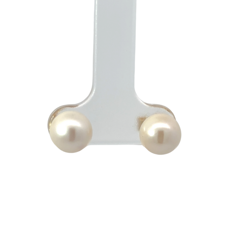 Elegant 14K gold stud earrings with luminous pearl centerpiece