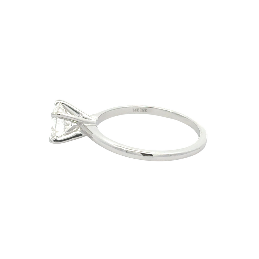Elegant women’s ring in 14K white gold with sustainable lab-created diamond