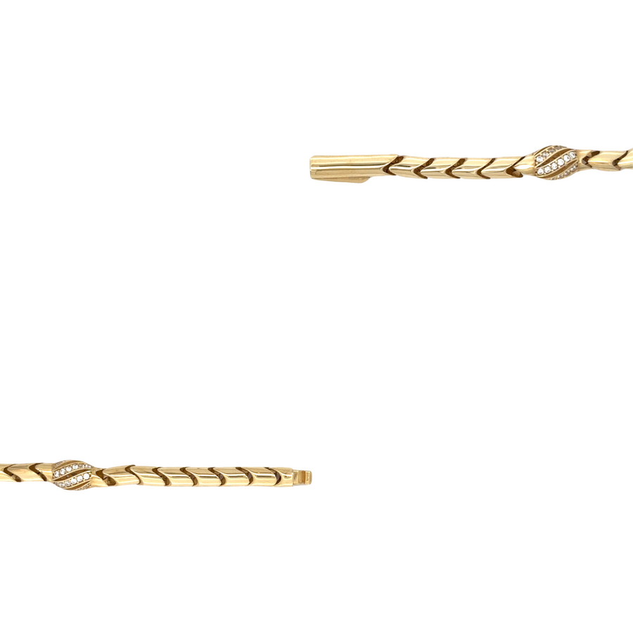 Woman wearing 18 cm gold bracelet with a minimalist outfit