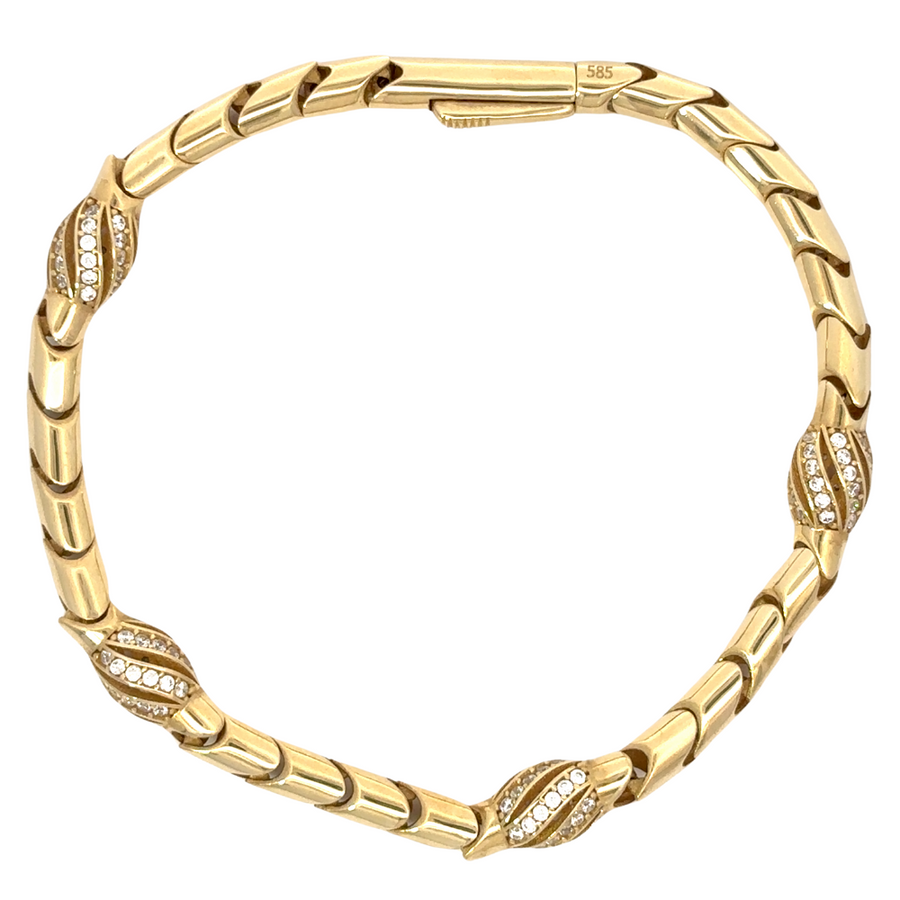 Flat-lay of 14k gold bracelet in 18 cm length on white background