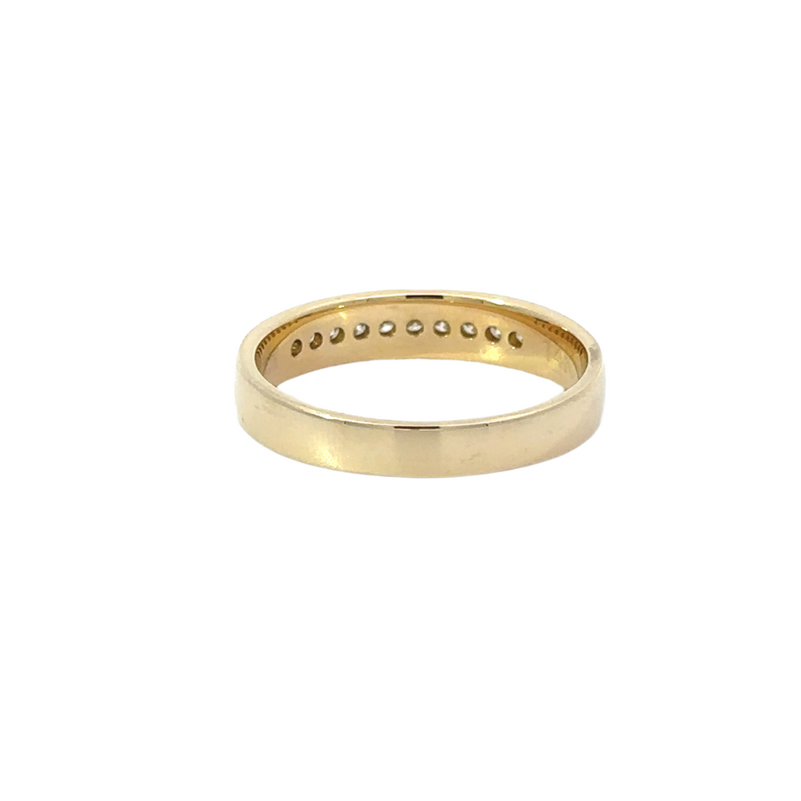 Elegant diamond band in yellow gold for men