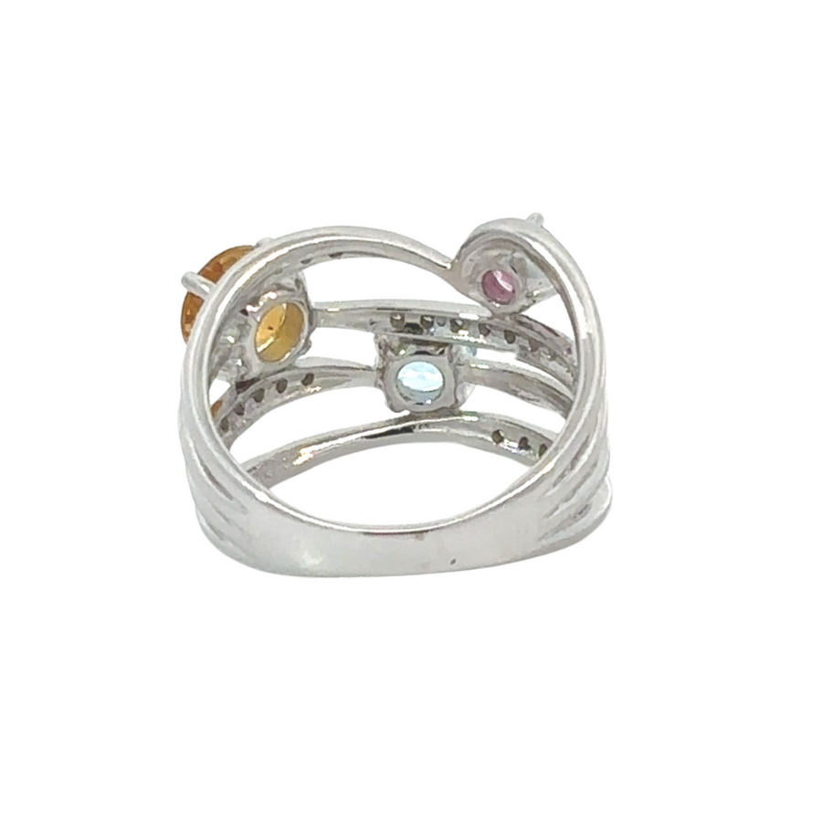 Timeless 14k gold ring featuring brilliant diamonds for women