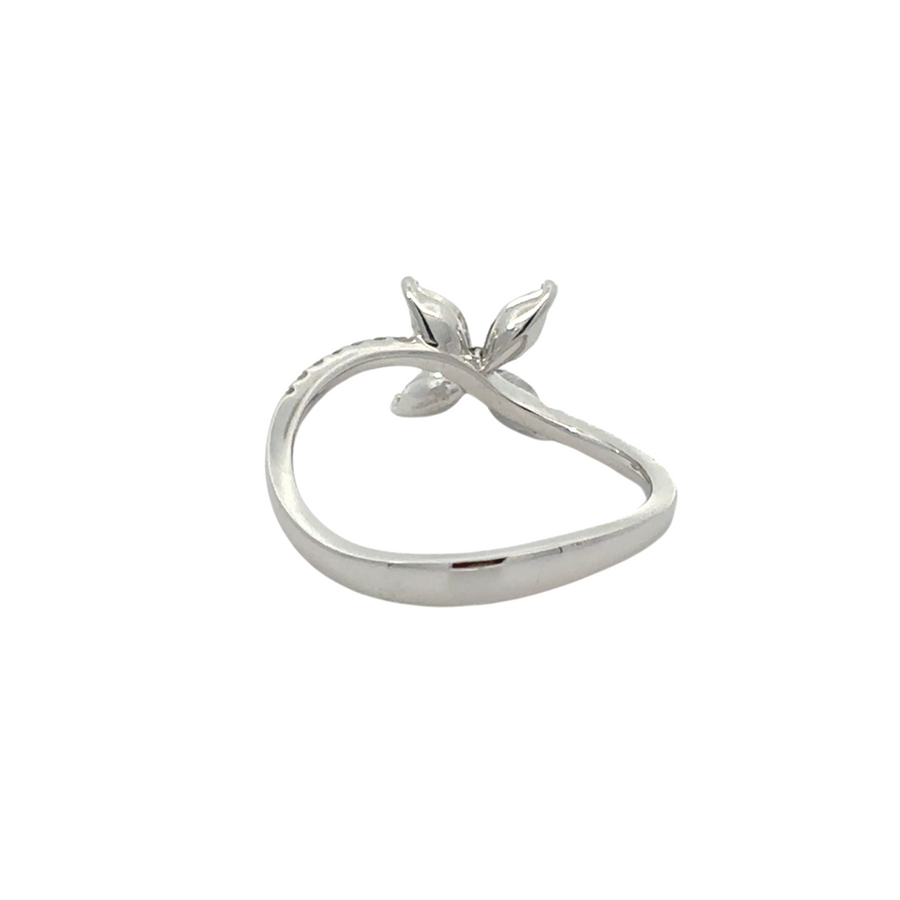 Elegant women’s ring in 14k gold with diamond accent