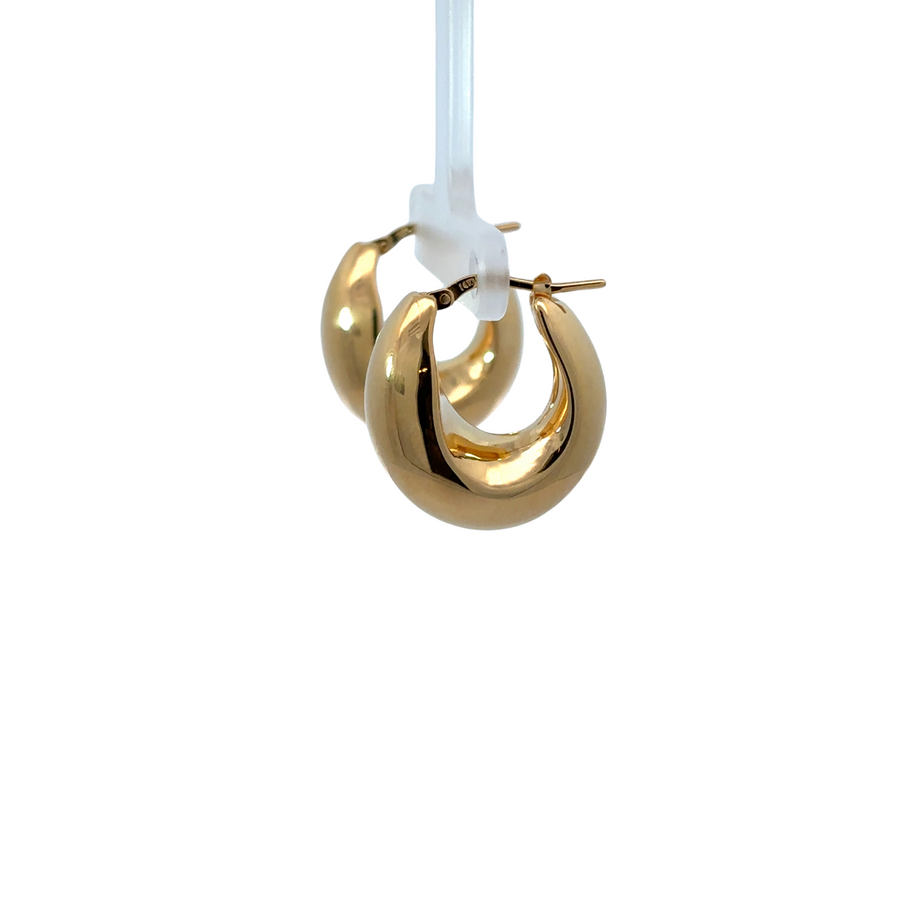Elegant women’s gold earrings with polished finish