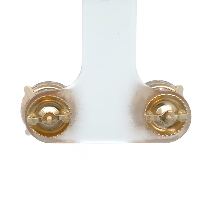 Detailed image of lab diamond brilliance in gold setting