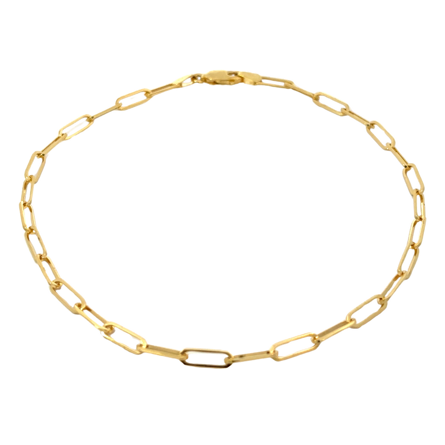 Woman wearing 26 cm gold ankle bracelet with stylish footwear