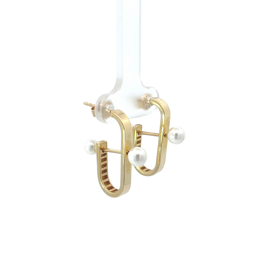Model wearing 14k gold hoop earrings with pearl, adding sophistication to a casual look