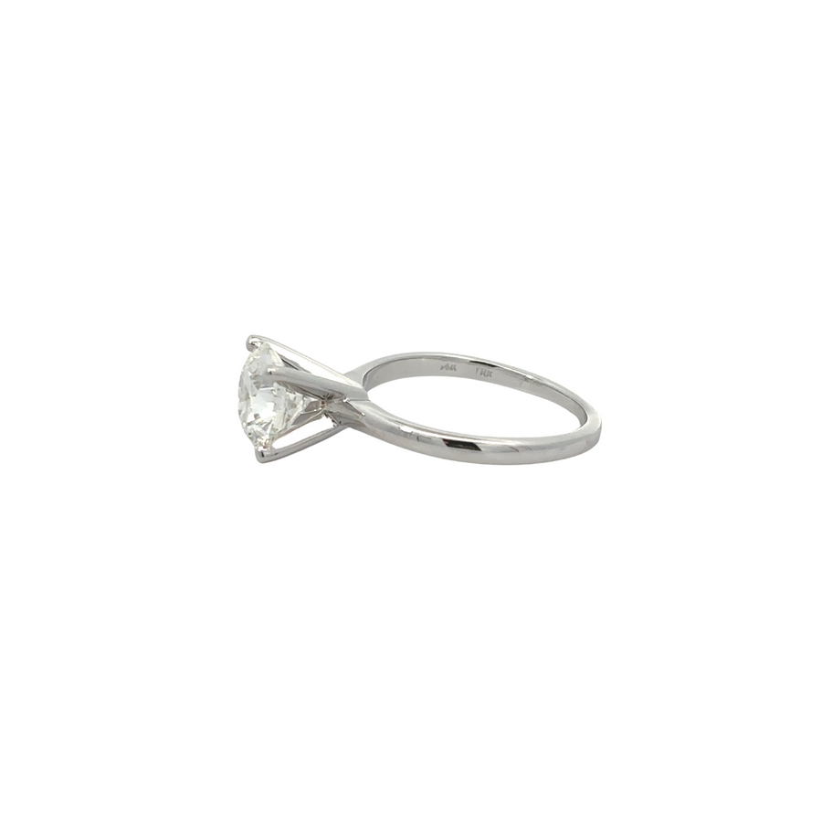 Elegant lab-grown diamond ring for women in 14k gold