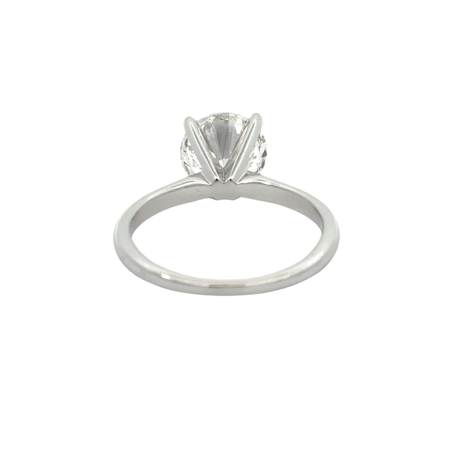 Sparkling lab diamond ring with classic gold setting