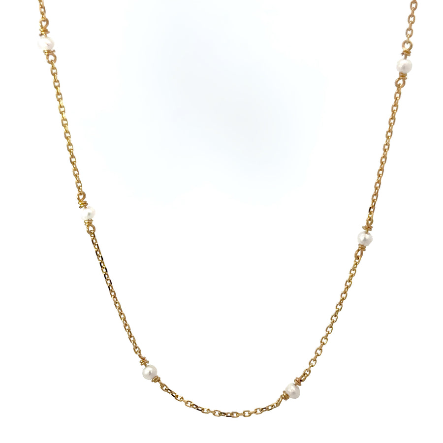 Minimalist gold necklace with classic white pearl