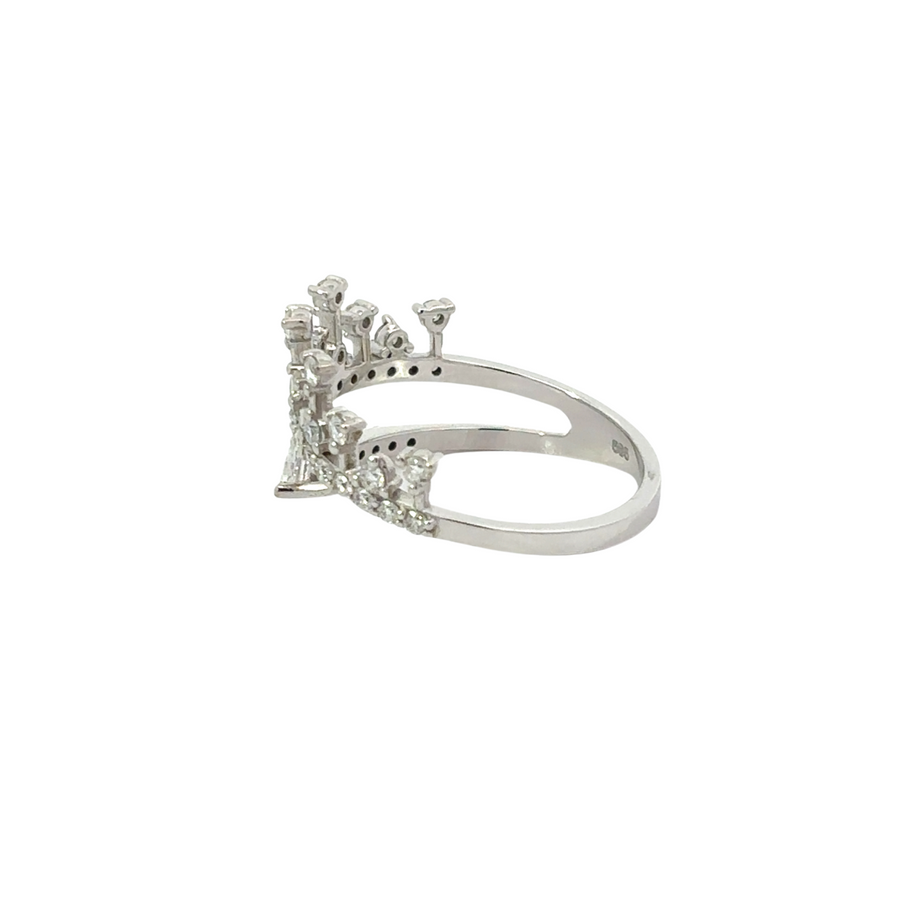 Elegant 14k gold ring with sparkling diamond accents