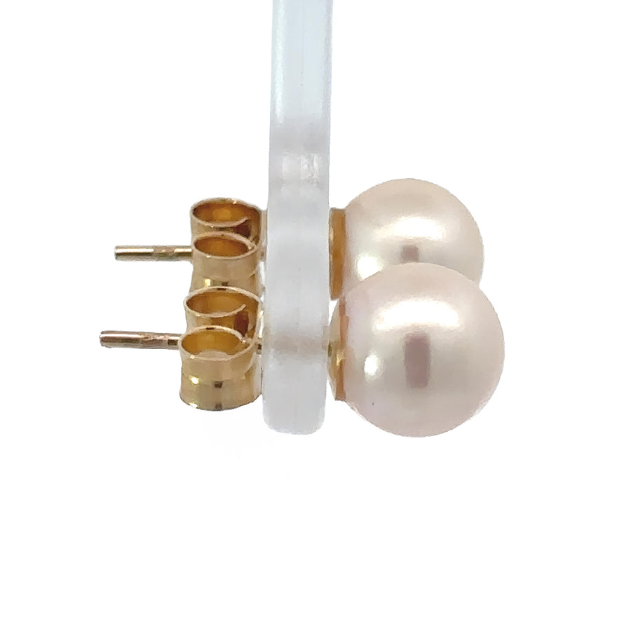 Elegant 14k gold earrings featuring a single lustrous pearl