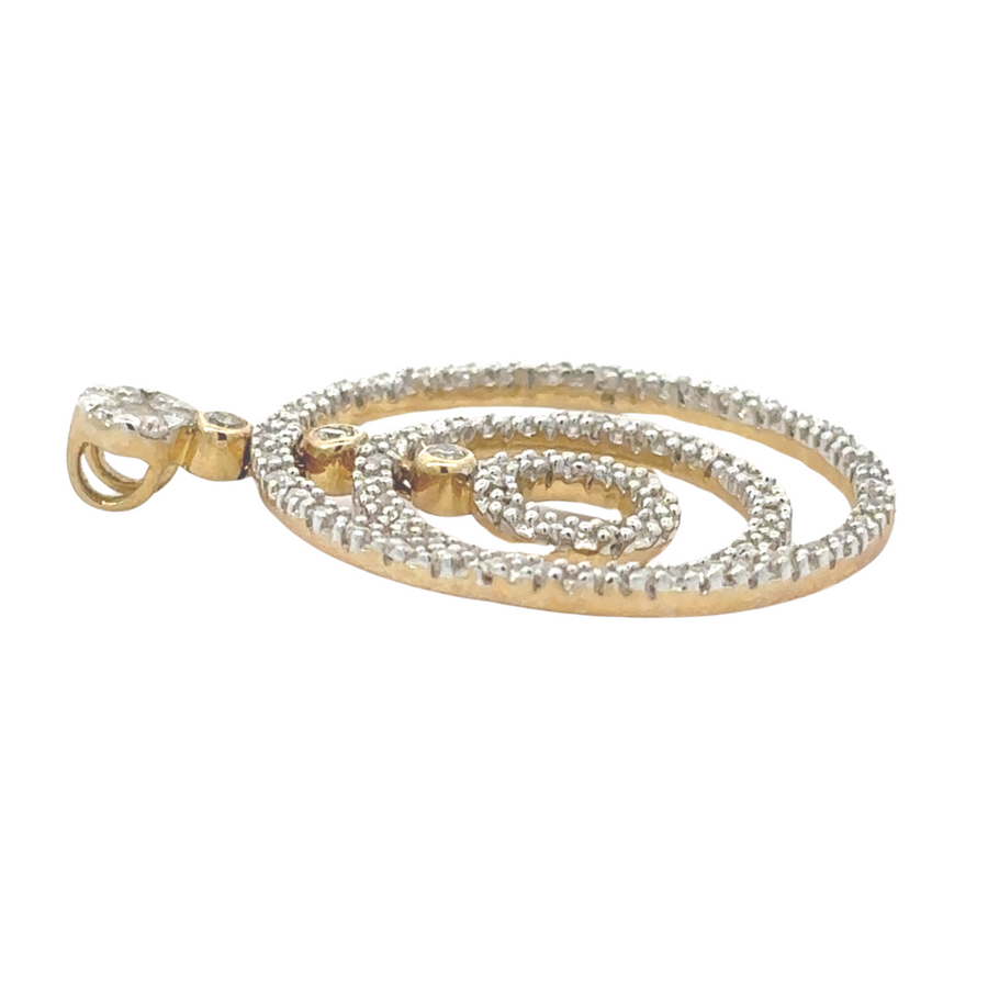 Elegant women’s pendant featuring interlocking circles in 14k gold
