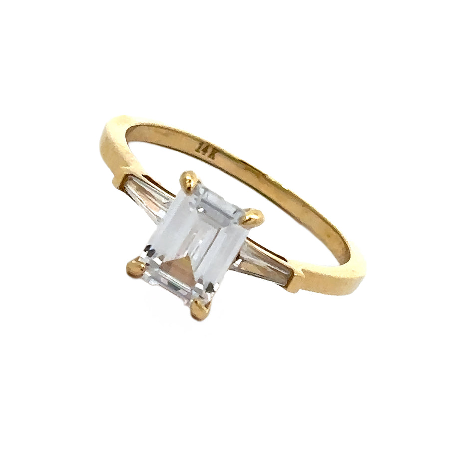 Elegant 14k gold ring with prominent center gemstone