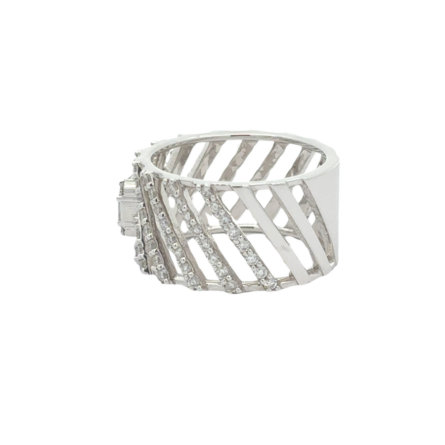 Elegant women’s gold ring with brilliant diamond accents