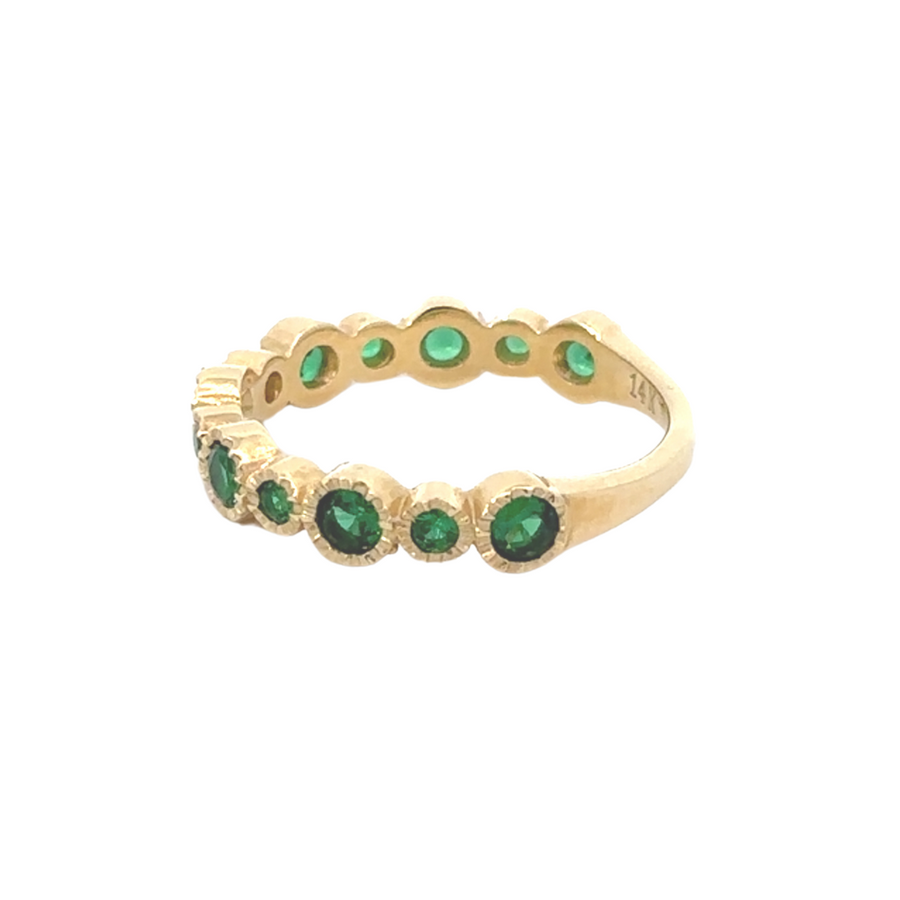 14k gold aro ring with green CZ, designed for women who appreciate timeless style.