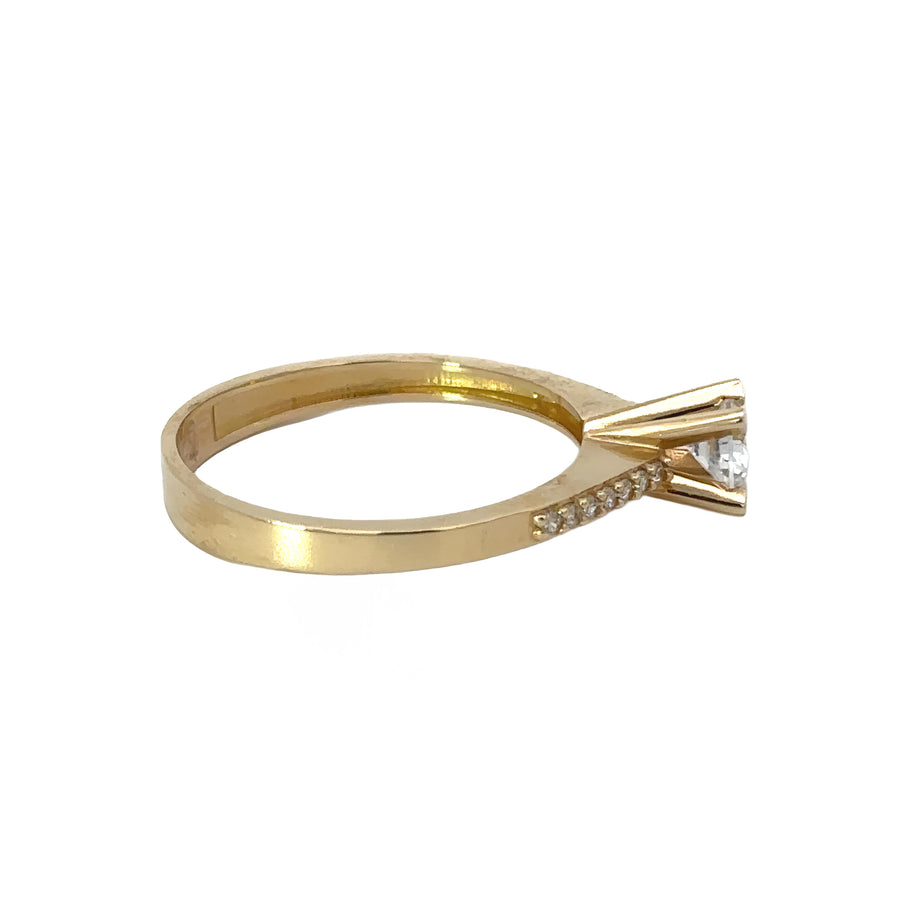 Elegant 14k gold ring with single sparkling stone