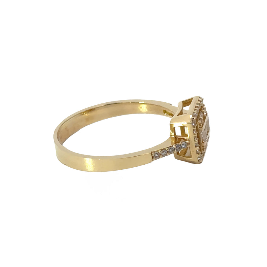 Minimalist women’s ring in yellow gold with solitaire stone