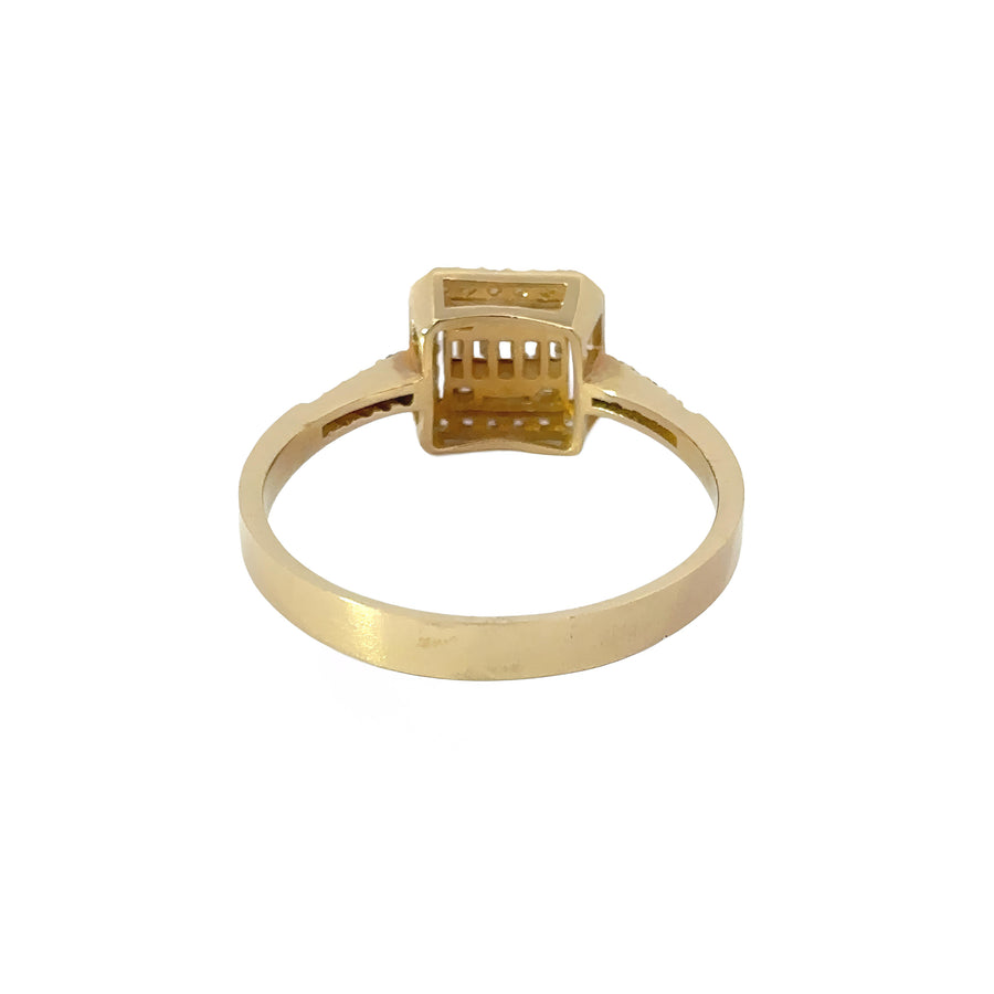 Minimalist women’s ring in yellow gold with solitaire stone