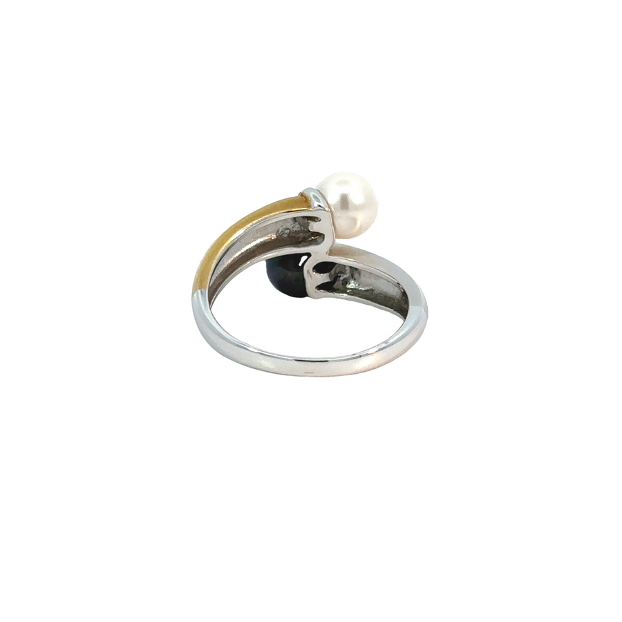 Side view of two-tone gold ring highlighting pearl details

