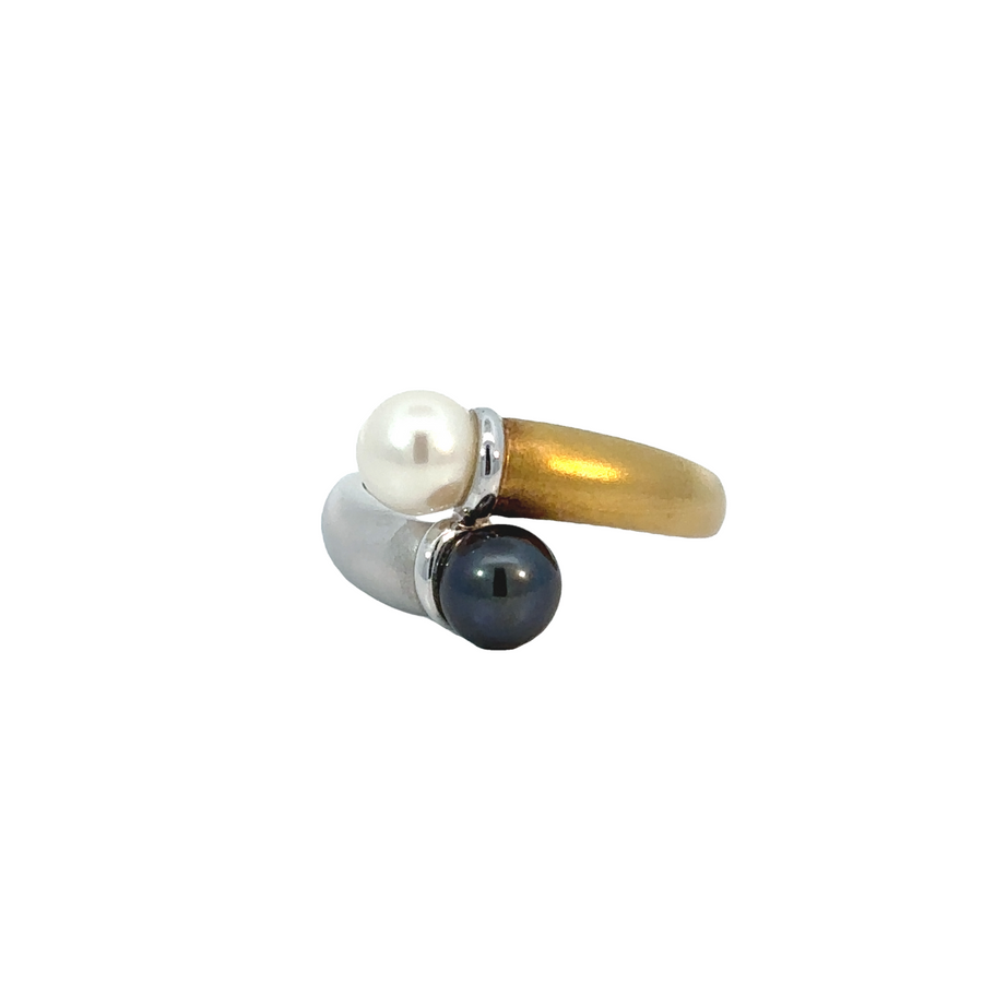 14k gold two-tone ring with lustrous pearl centerpiece
