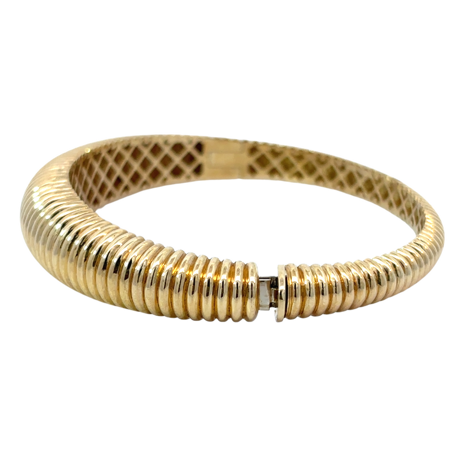 Structured 14k gold bangle with 5.7 cm diameter