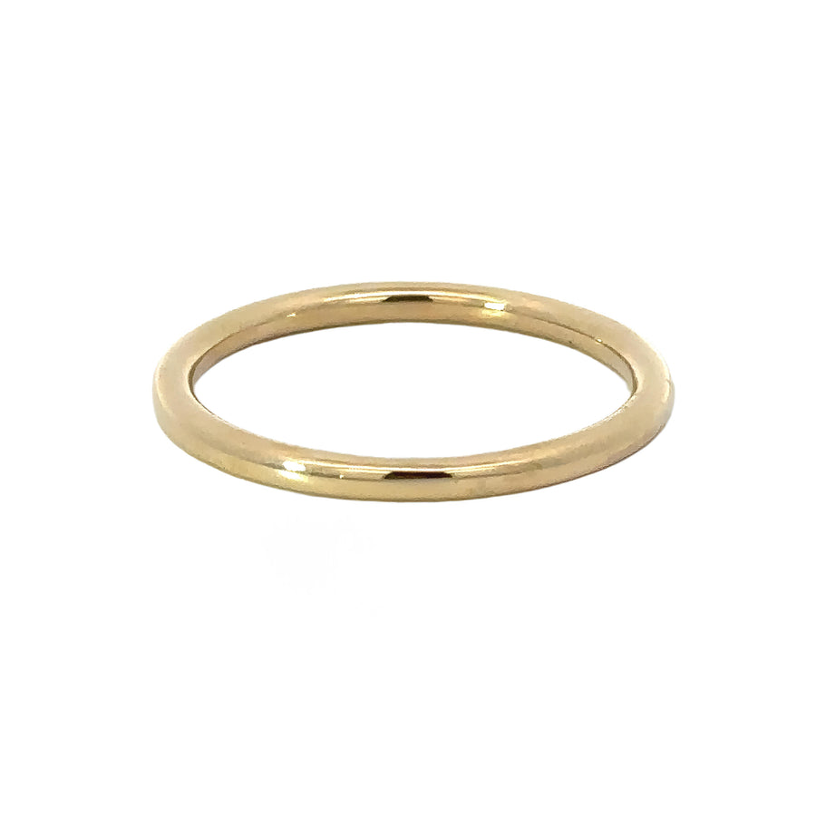 Polished 14k gold men’s ring with classic design