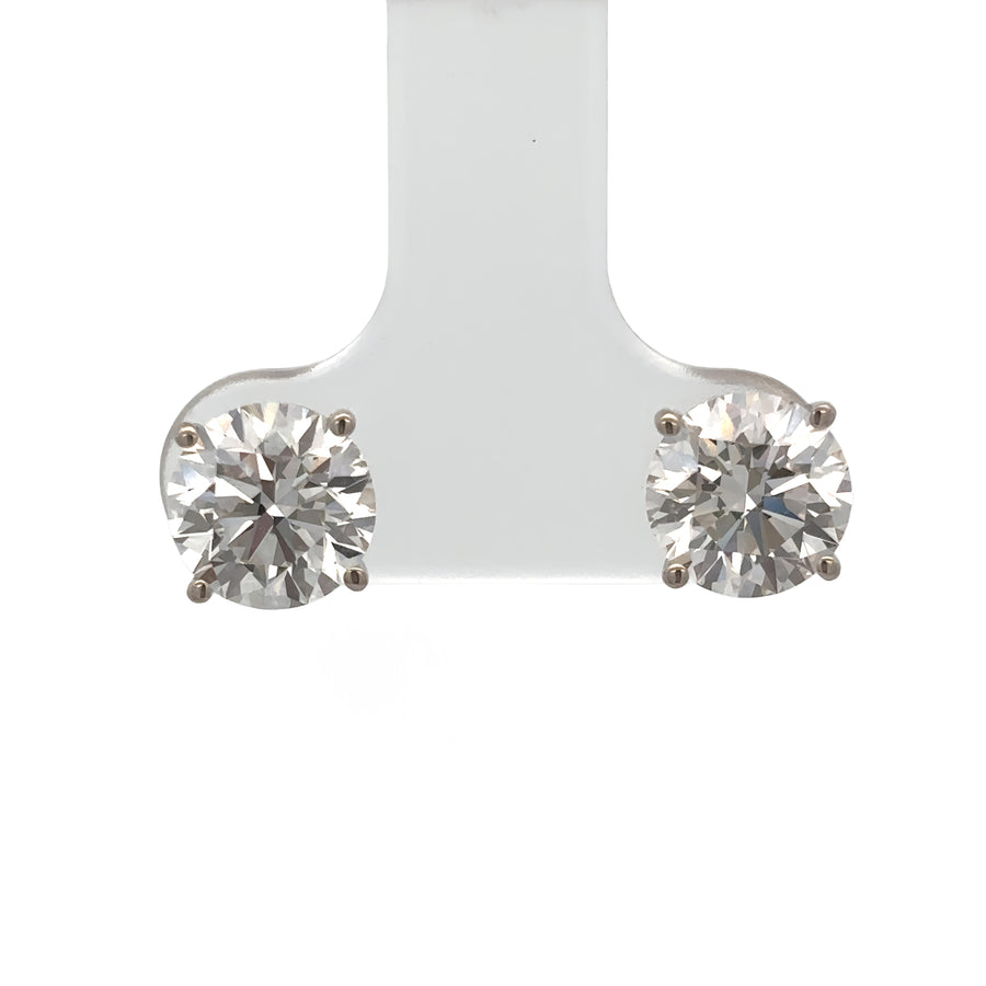 Close-up of lab diamond set in polished white gold