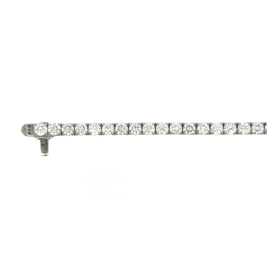 Elegant women's necklace with ethical diamond centerpiece