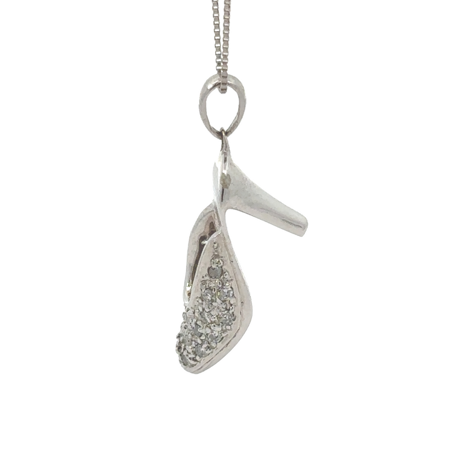 Elegant white gold pendant featuring 0.25 carats of diamonds