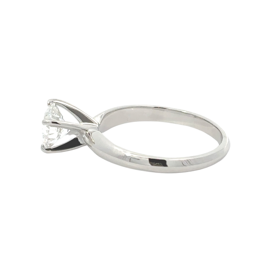 Sustainable fine jewelry ring in white gold with sparkling diamond