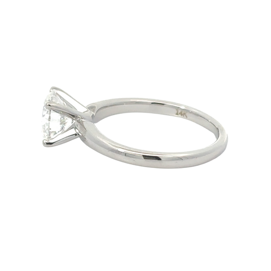 Elegant women's ring featuring a 2.00-carat lab-grown diamond in white gold