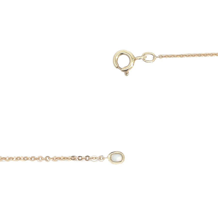 Gift box presentation of yellow gold three-stone necklace