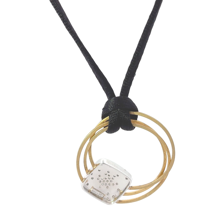Sparkling diamond necklace with unisex styling