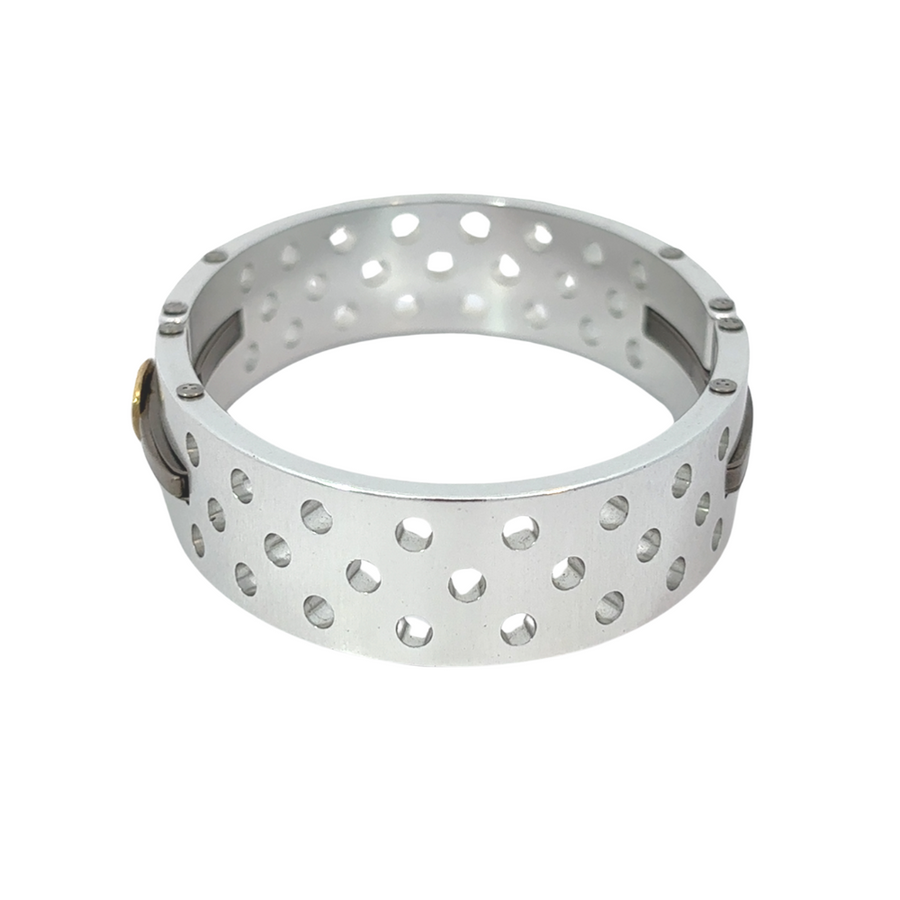 Man wearing gold and aluminum bracelet with casual outfit