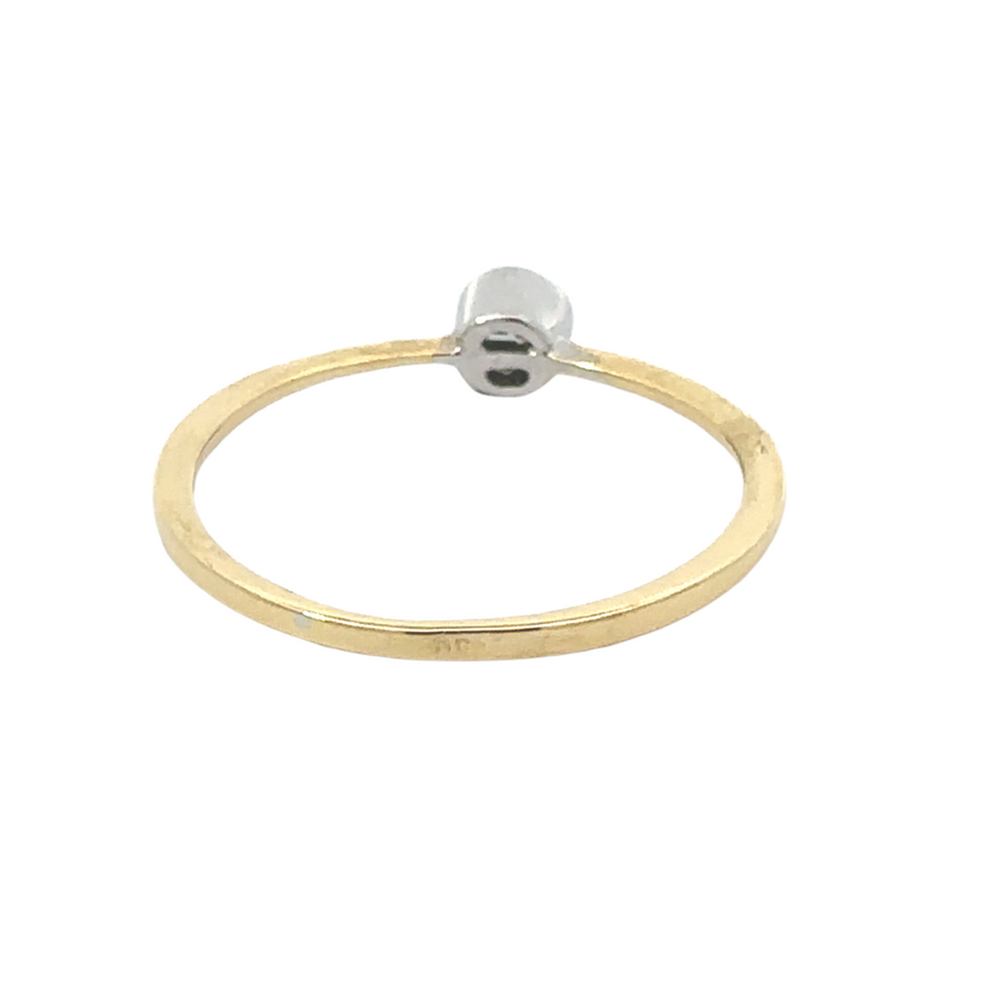 Sophisticated 18k ring design with gemstone centerpiece