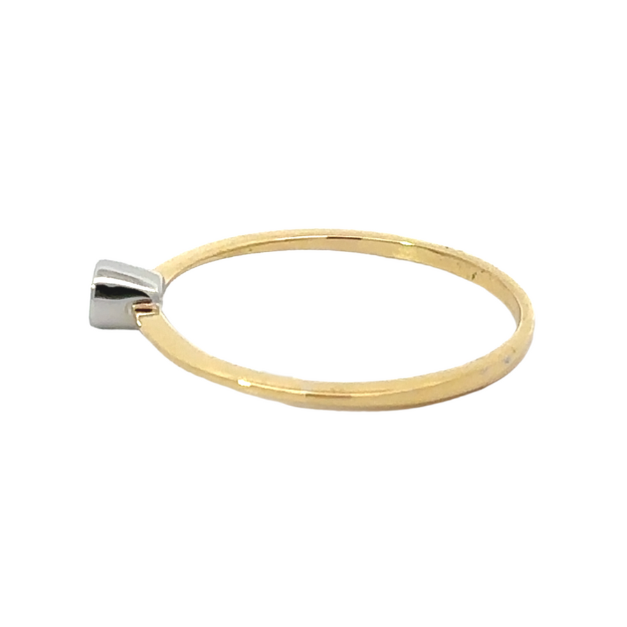Close-up of center stone on 18k gold band