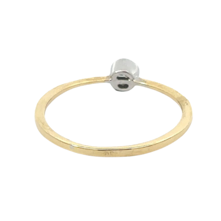 Size 6.5 gold ring with central diamond-like stone