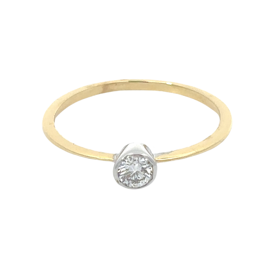 Elegant women’s ring with single centerpiece stone