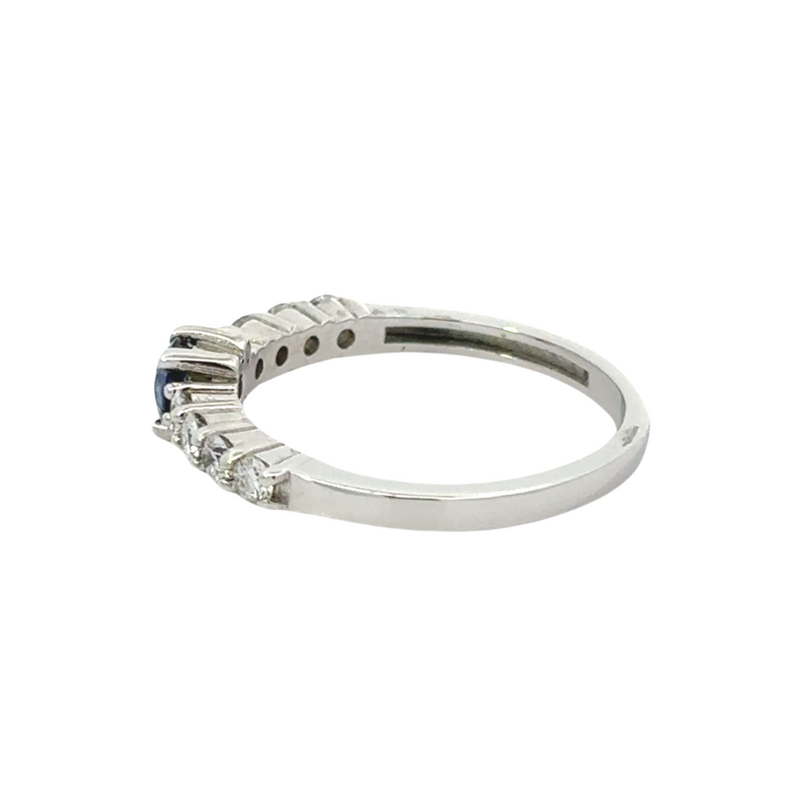 Size 6 18k gold ring with vibrant sapphire and diamonds