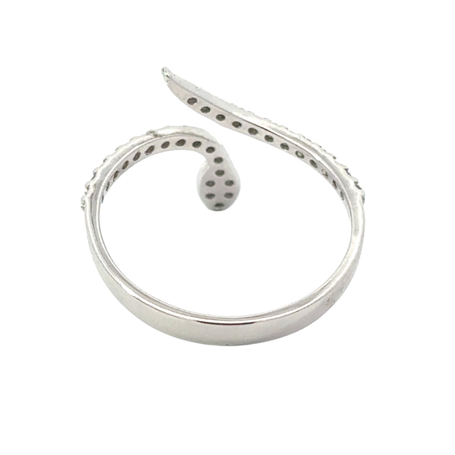 18k white gold open ring with 27 carats of diamonds – luxurious and modern design