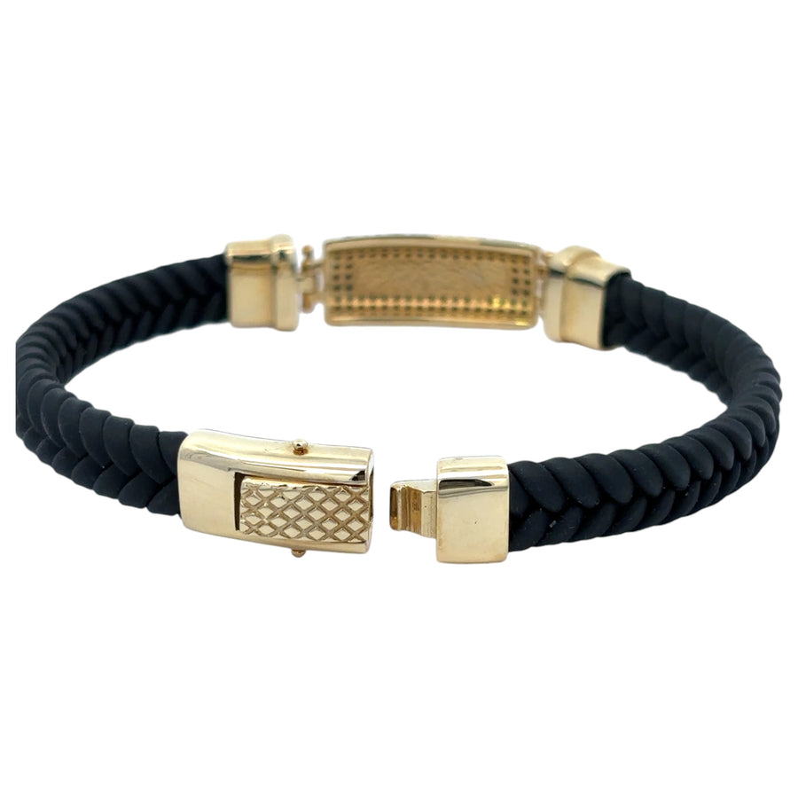 Man wearing 14k gold and leather bracelet with casual outfit