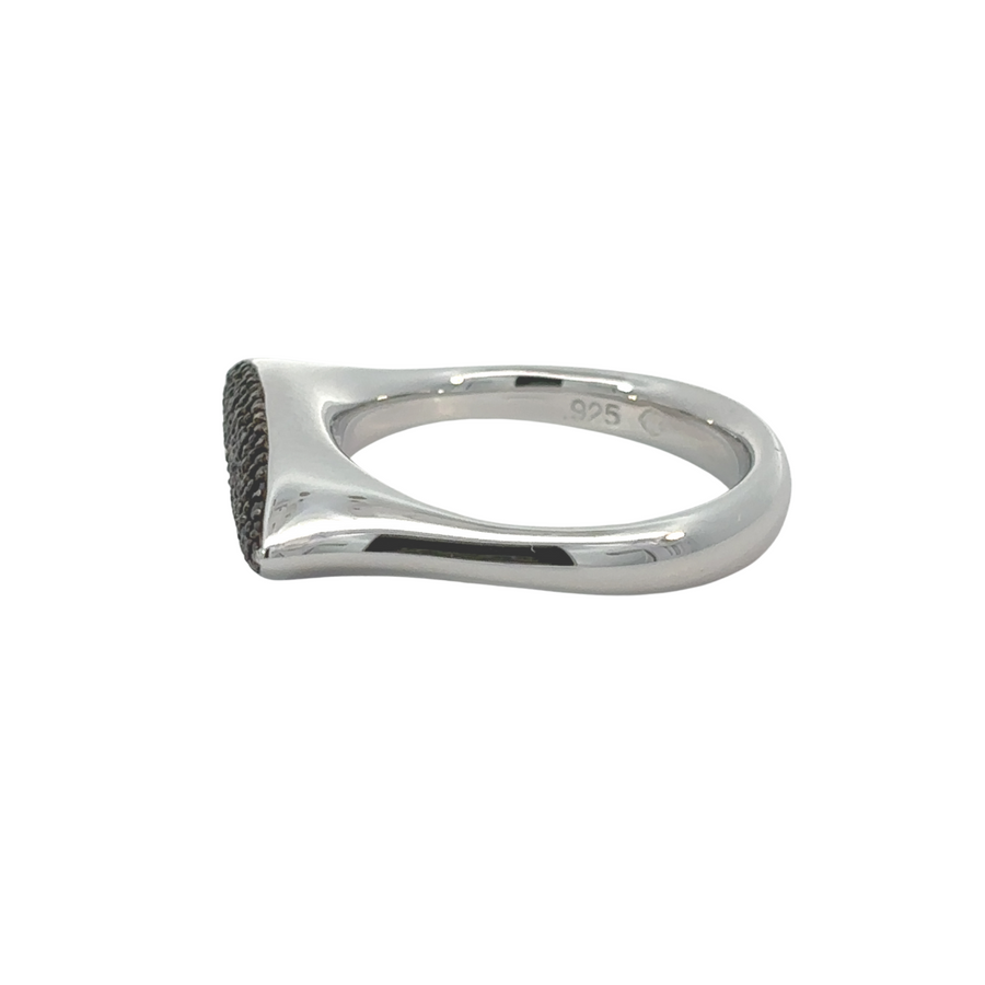 Women’s polished black ring in silver material
