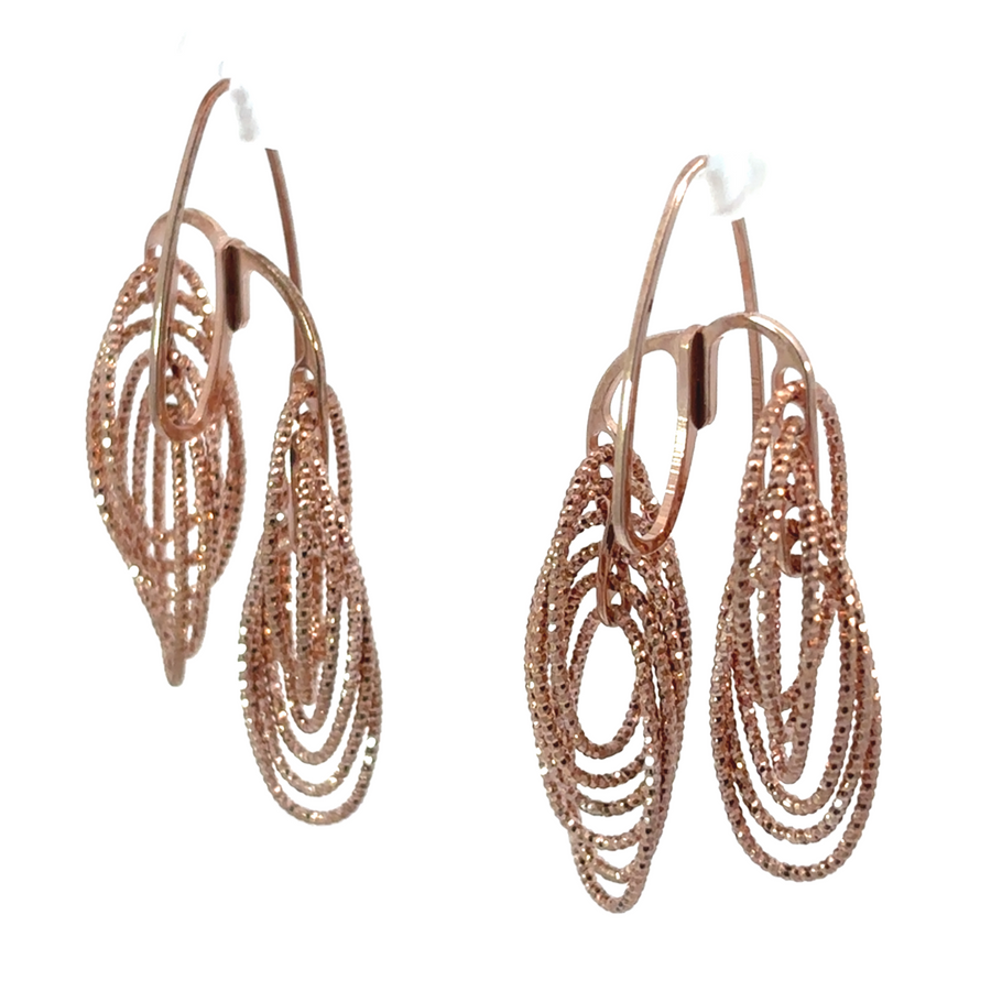 Sparkling diamond-cut pattern on round earrings

