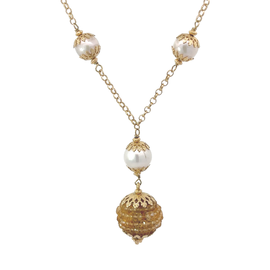 Women's jewelry: gold necklace with natural pearls