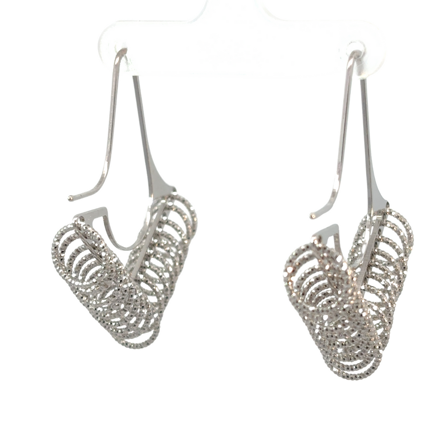 925 silver arrow earrings with shimmering diamond-cut finish