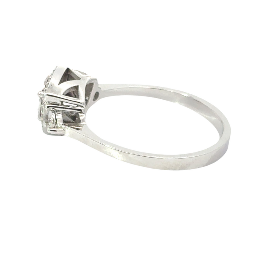 Elegant women’s 14k gold ring featuring sparkling diamonds