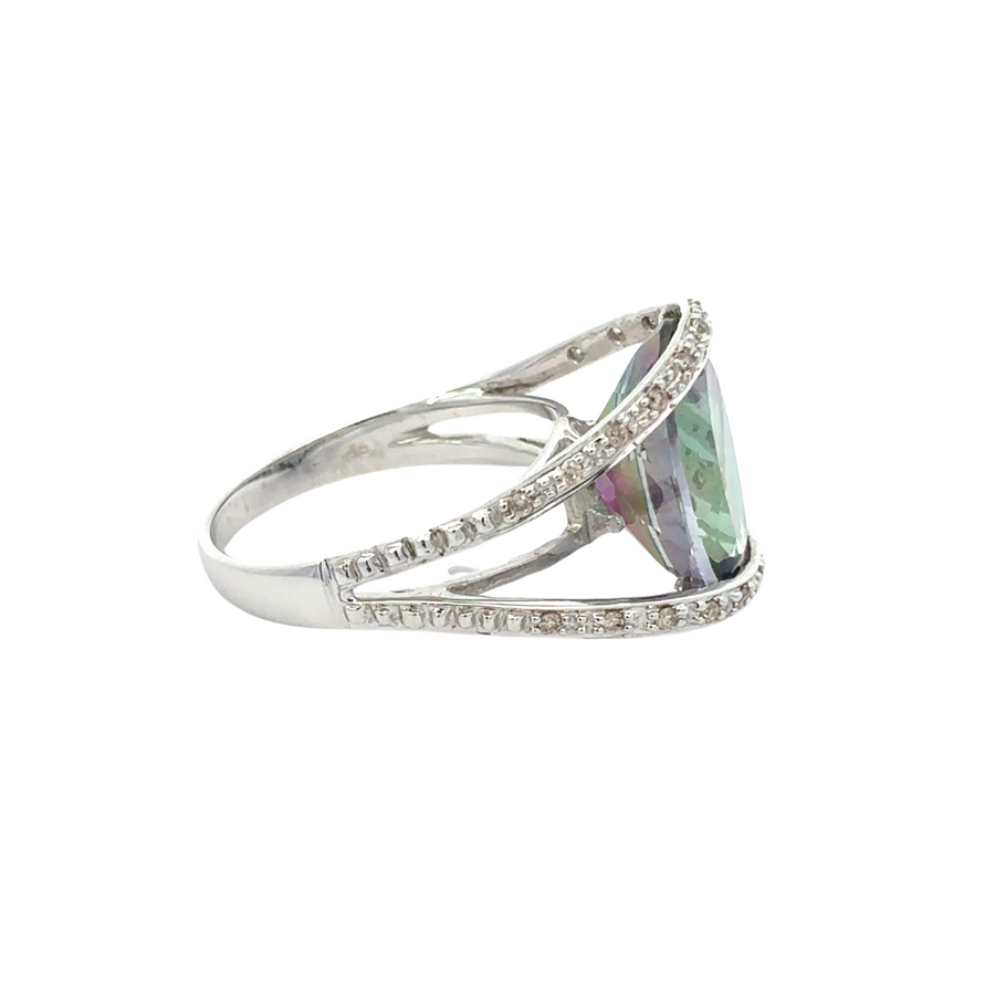 Side view of WG ring, highlighting the smooth band and sequatz pattern crafted in 18k gold.